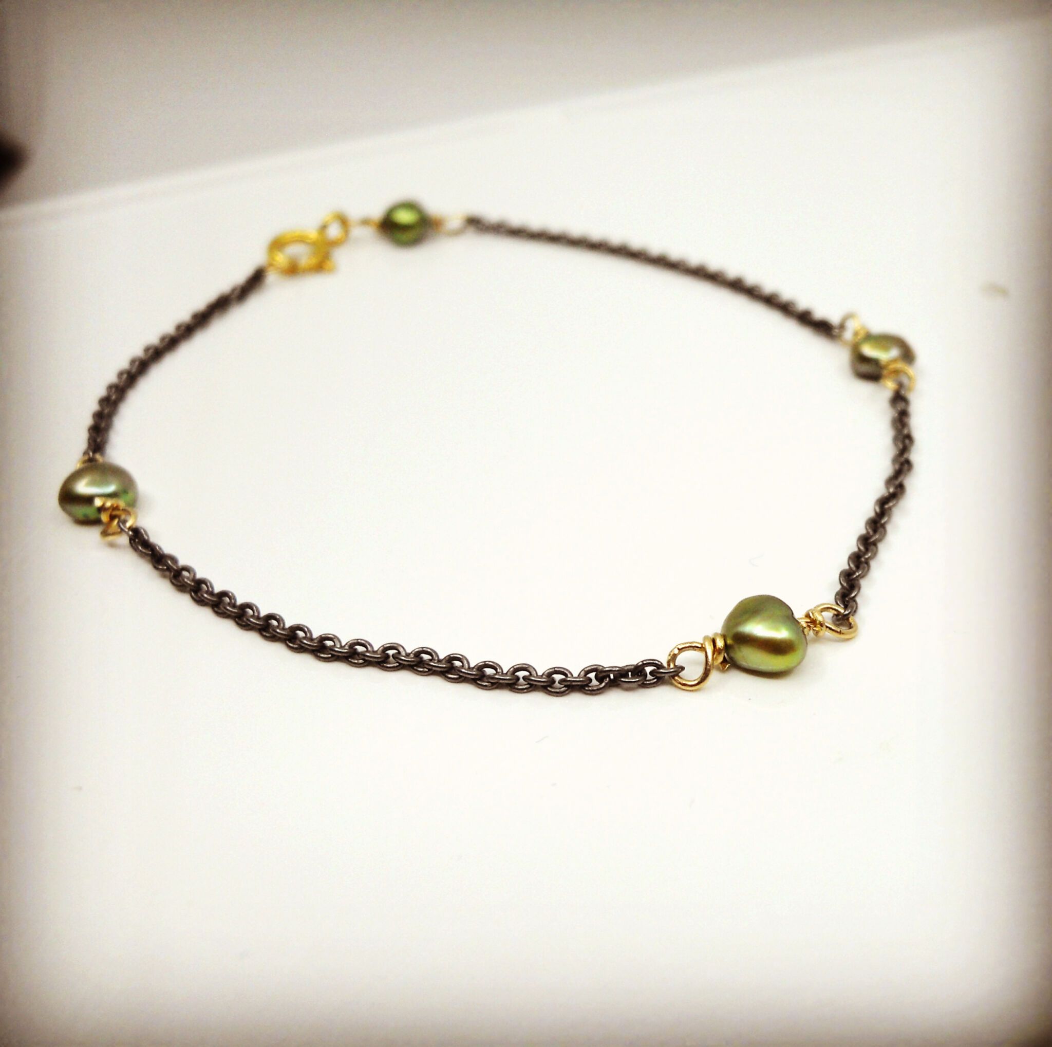 Oxideret armbånd 8 karat guld og grønne perler Crewo