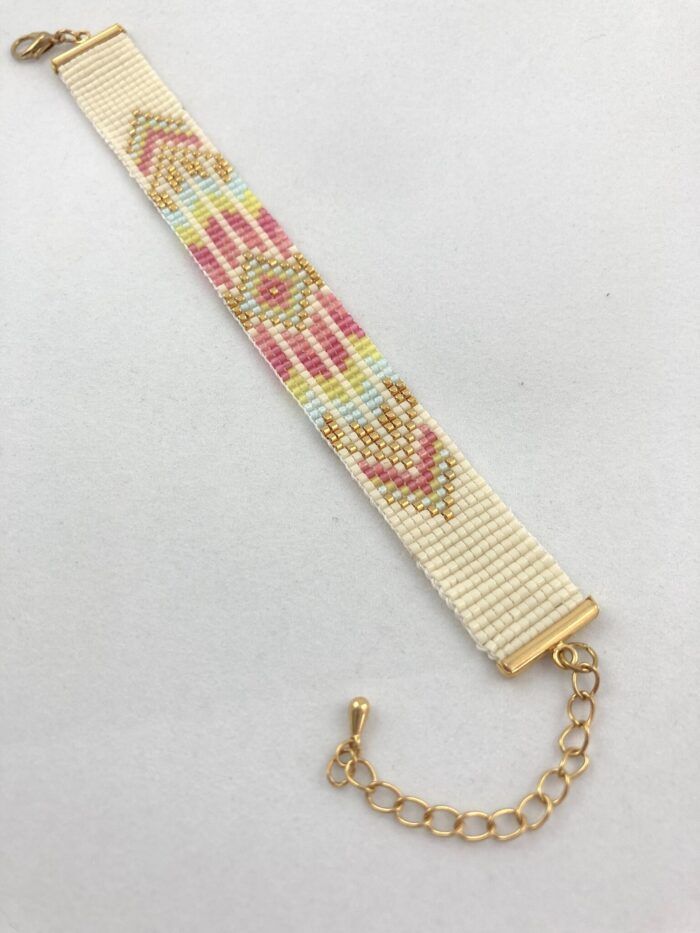 Kulørt perlearmbånd med 11 rækker vævede miyuki-perler. Dansk design fra Perlighed.