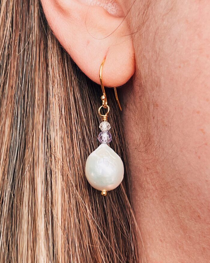 Smukke forgyldte øreringe med lilla sten