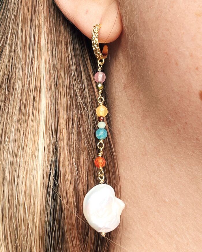 Smukke forgyldte øreringe med multifarvede sten