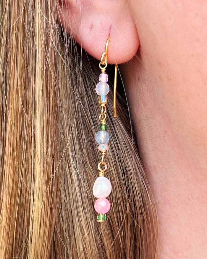 Smukke forgyldte øreringe med ferskvandsperle og pink, grønne samt lyseblå sten.