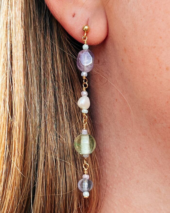 Smukke forgyldte øreringe med pastel sten.