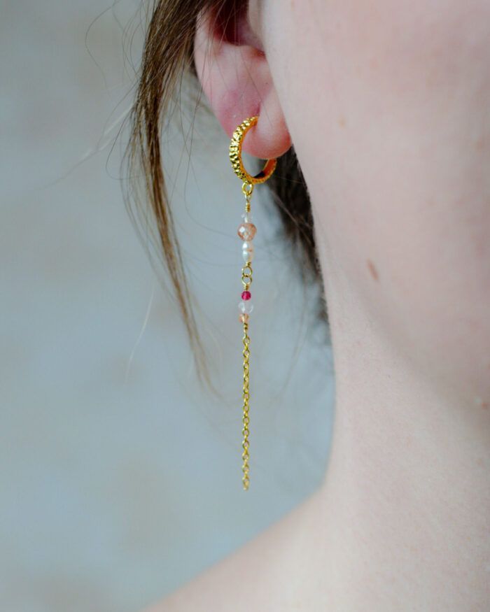 Smukke forgyldte øreringe med kirsebærfarvede sten