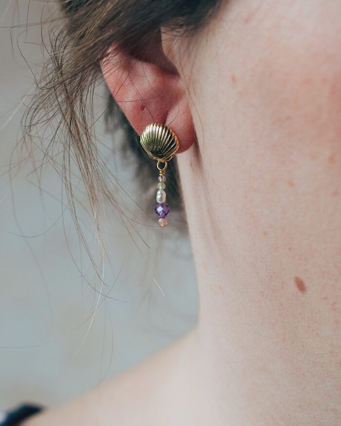 Smukke forgyldte øreringe med lilla sten