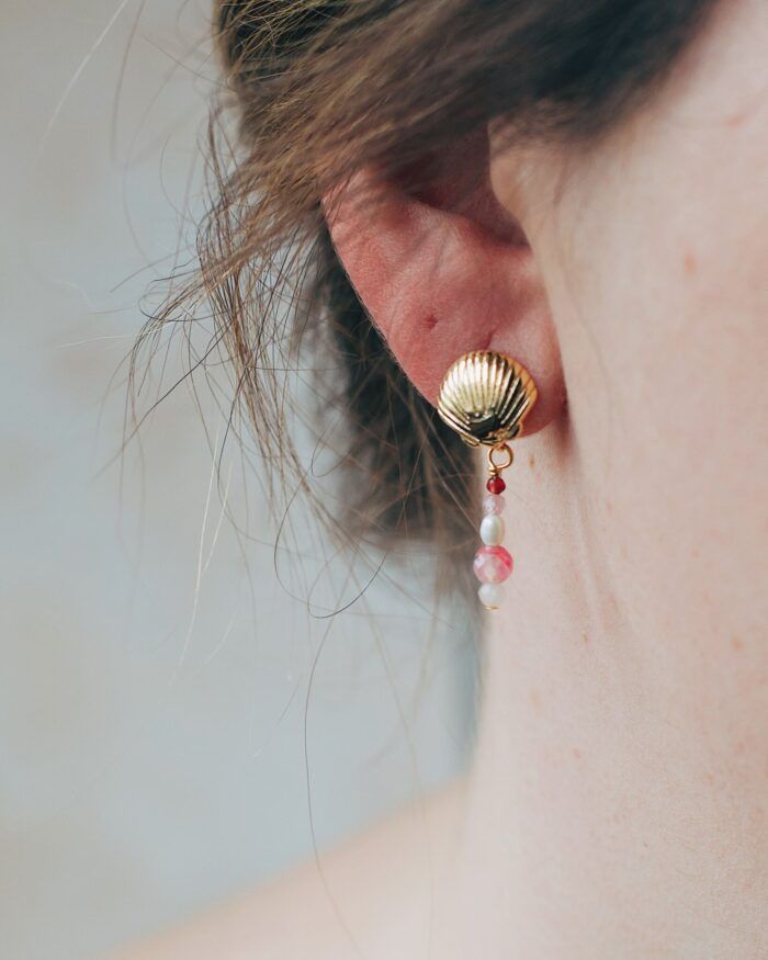 Smukke forgyldte øreringe med pink sten